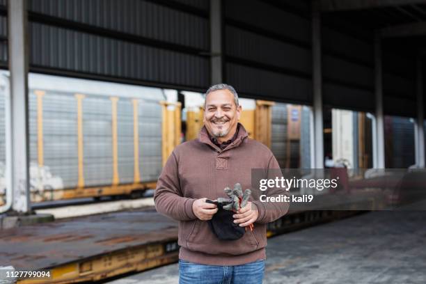 arbeiter im freien stehenden verschiffungshafen - dockarbeiter stock-fotos und bilder
