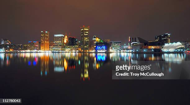 baltimore at night - baltimore maryland photos et images de collection