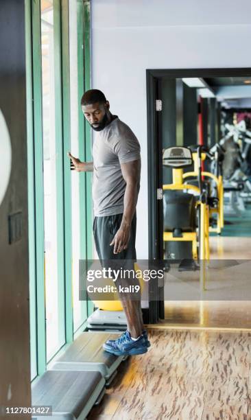 mid volwassen afro-amerikaanse man uitwerkend op sportschool - kuit menselijk been stockfoto's en -beelden