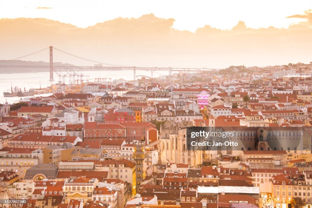 Lisboa com o rio Tejo e ponte 25 de abril