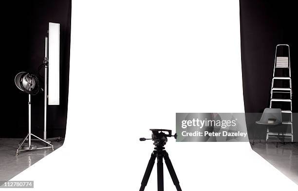 tripod in photographers studio - fotosession stock-fotos und bilder