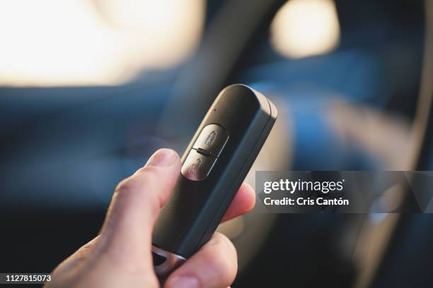 hand using car control remote key - car keys hand stockfoto's en -beelden