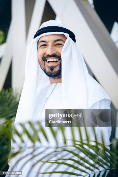 identificación de empresario árabe sonriente retrato al aire libre - cultura de asia occidental fotografías e imágenes de stock