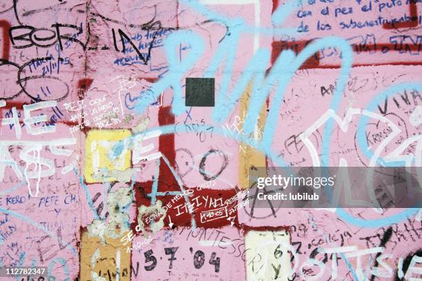 alten nachrichten und graffiti auf der berliner mauer in deutschland - pink wall stock-fotos und bilder