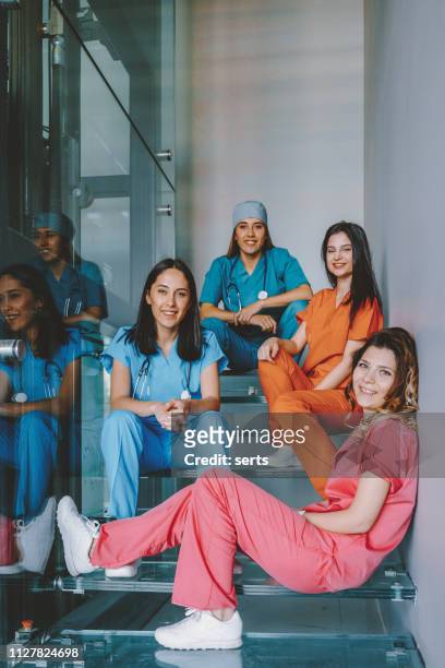 portret van jonge vrouwelijke medische studenten plezier in ziekenhuis - female nurse stockfoto's en -beelden