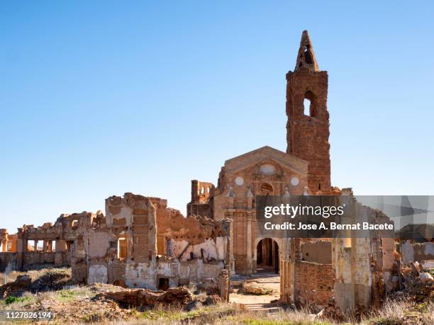 ruins of a church destroyed by war. san martin de tours church. belchite, province of saragossa, aragon, spain. - zaragoza province stockfoto's en -beelden