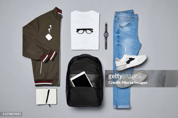 flat lay of traveler's clothes and accessories - top capo di vestiario foto e immagini stock