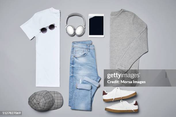 flat lay of menswear with personal accessories - tshirt jeans stockfoto's en -beelden