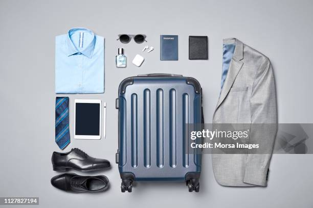 businesswear with luggage and travel accessories - knolling concepto fotografías e imágenes de stock