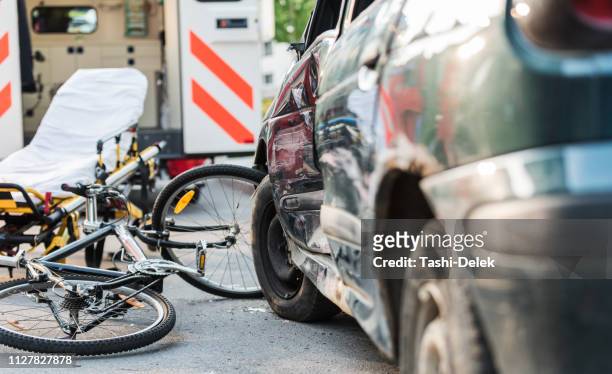 unfall auto crash mit dem fahrrad unterwegs - velofahren stock-fotos und bilder