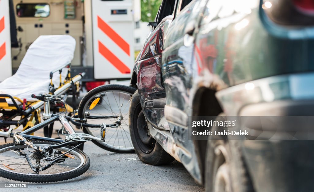 Incidente auto si schianta con bicicletta su strada