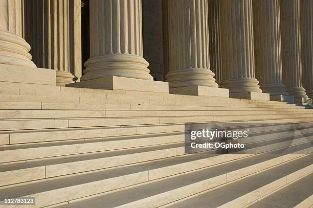 photo of the steps and columns at the u.s. supreme court - gebouw van het amerikaans hooggerechtshof stockfoto's en -beelden