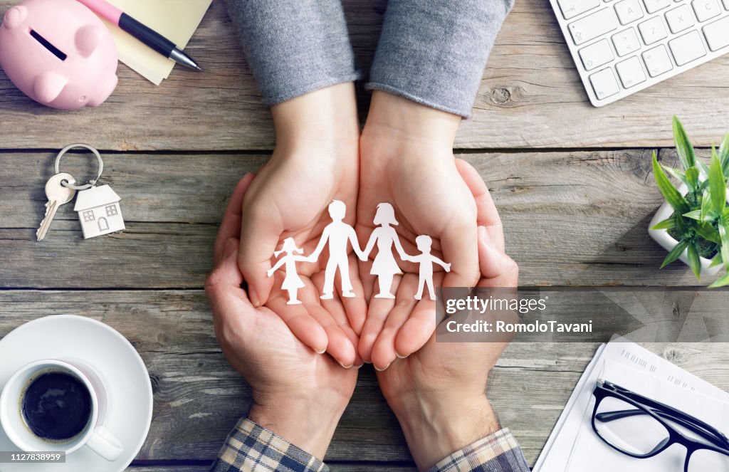 Cuidado de la familia y el amor - manos con silueta símbolo familiar