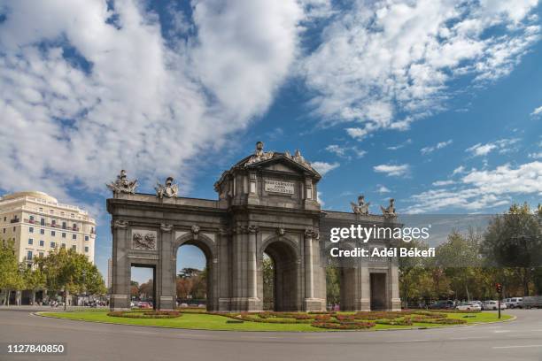 puerta de alcala iconic monumental gate( madrid, spain) - アルカラ通り ストックフォトと画像