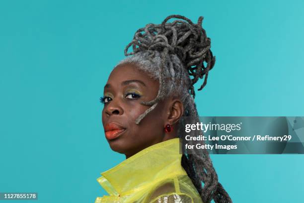 portait of confident african american woman - natuurlijk haar stockfoto's en -beelden