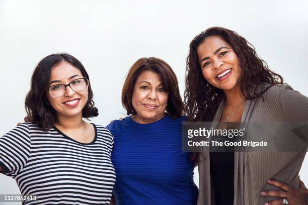 three generations of women together - grootmoeder witte achtergrond stockfoto's en -beelden