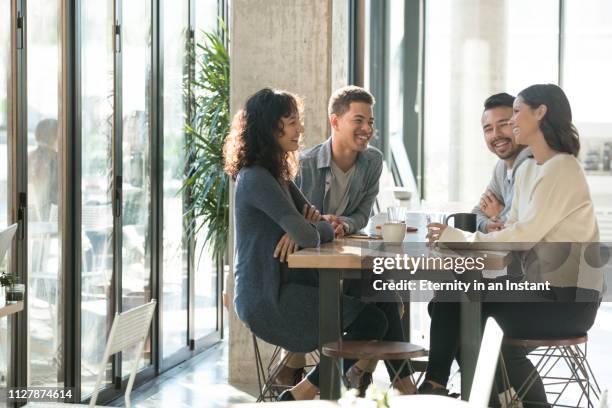 young people having coffee together in a cafe - coffee meeting with friends stockfoto's en -beelden