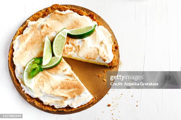 key lime pie. citrus pie with meringue - maräng bildbanksfoton och bilder
