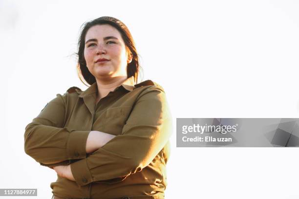 portrait of a israeli soldier woman - israeli woman imagens e fotografias de stock