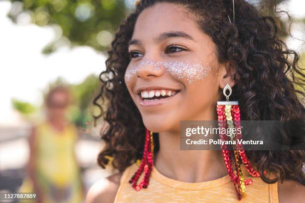 fille avec des paillettes sur le visage et porter accessoires carnaval - visage danseuse photos et images de collection
