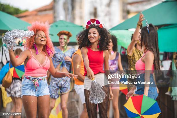 straßenkarneval in olinda, bundesstaat pernambuco, brasilien - brazil carnival stock-fotos und bilder