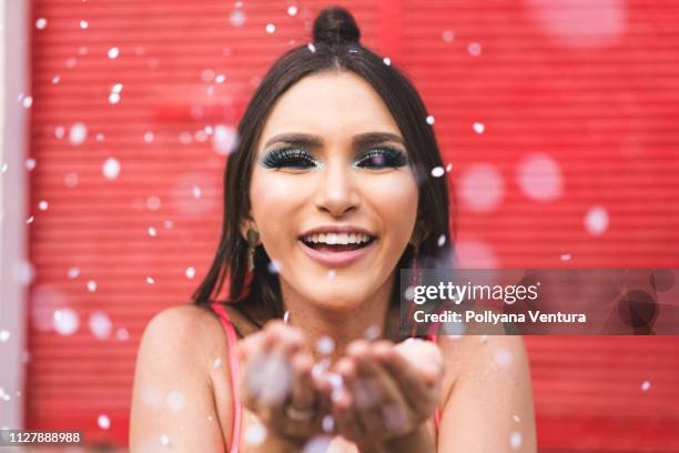 frauen, die spaß mit glitzer - carnaval woman stock-fotos und bilder