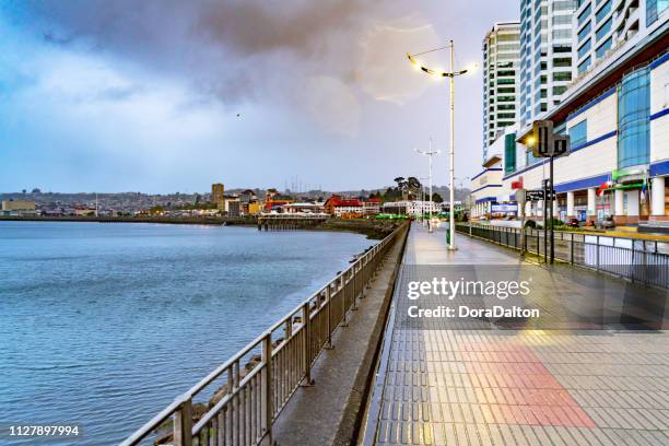 蒙特港的海濱和街景 - puerto montt 個照片及圖片檔