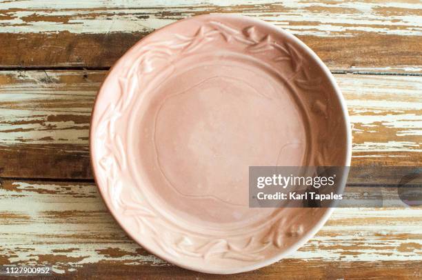 flat lay of an empty plate on a table - rustic plate overhead photos et images de collection