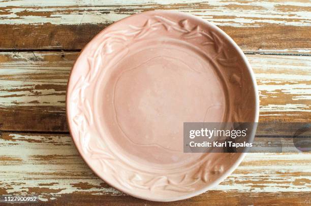 flat lay of an empty plate on a table - old manila foto e immagini stock