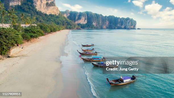 panorama of traditional long tail boat on phi phi island, krabi, thailand in a summer day - phuket photos et images de collection
