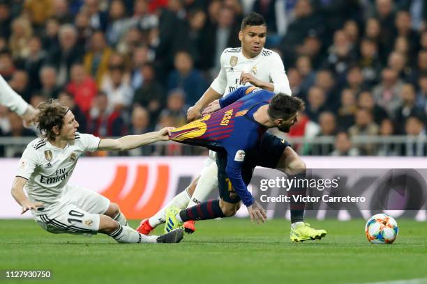 Luka Modric of Real Madrid competes for the ball with Lionel Messi of Barcelona during the Copa del Semi Final match second leg between Real Madrid...