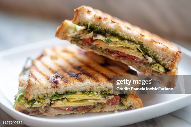 vegetarische rucola, artisjok, gedroogde zon tomaat, pesto, feta gegrilde sandwich - hygge stockfoto's en -beelden