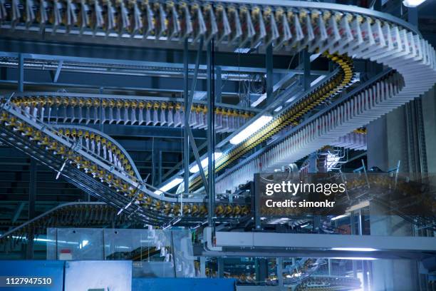 cintas transportadoras con periódicos en imprenta - cinta transportadora fotografías e imágenes de stock