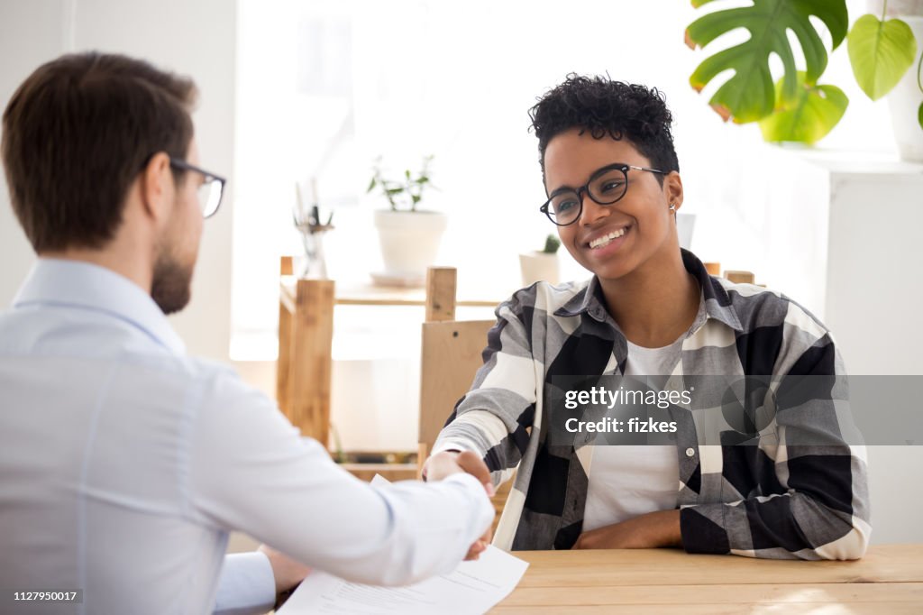 Glücklich zuversichtlich afrikanischen Antragsteller schütteln Hand des hr immer engagiert