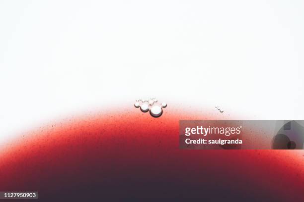 close-up of bubbles in red wine - maroon fotografías e imágenes de stock