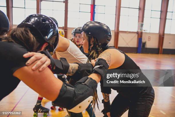 roller derby girls - roller derby stock-fotos und bilder