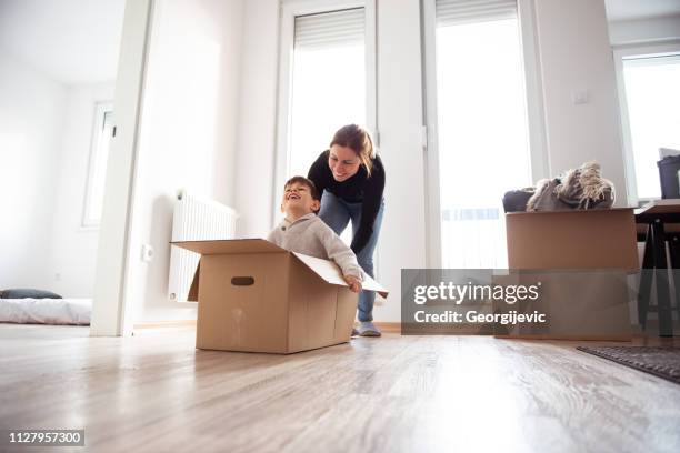 nuevo hogar - desempaquetar fotografías e imágenes de stock