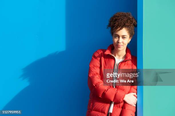 portrait of young woman looking to camera. - winter jacket stock pictures, royalty-free photos & images