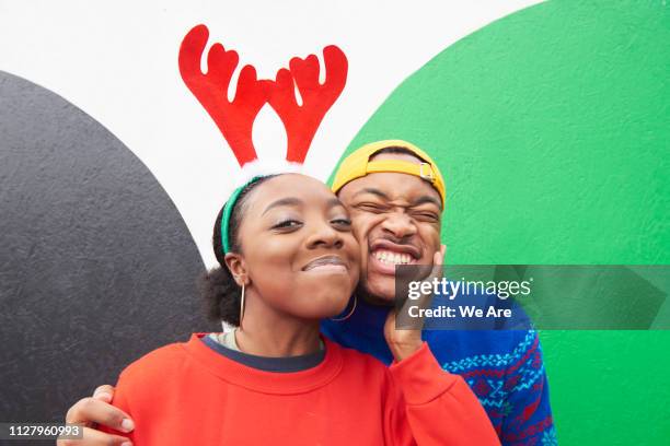 friends in festive outfits - christmas fun photos et images de collection