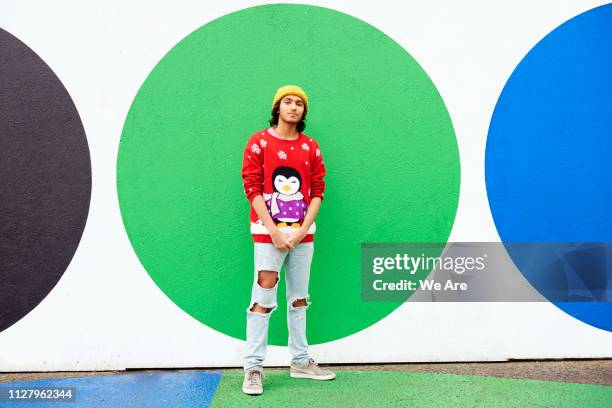 man in festive jumper - things that are round stock-fotos und bilder