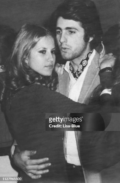 jovem casal em 1970. preto e branco. - monocromo vestuário - fotografias e filmes do acervo
