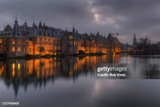 dutch houses of parliament ( binnenhof ) with on the far left 'het torentje' (the little tower, office  of the dutch prime minister) - prime minister stock-fotos und bilder