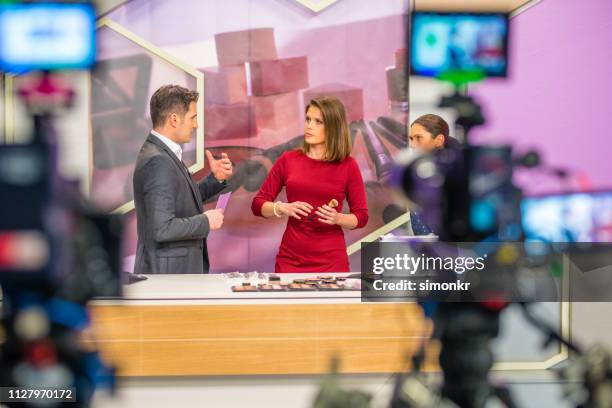 man discussing with makeup artist - anúncio de televisão imagens e fotografias de stock