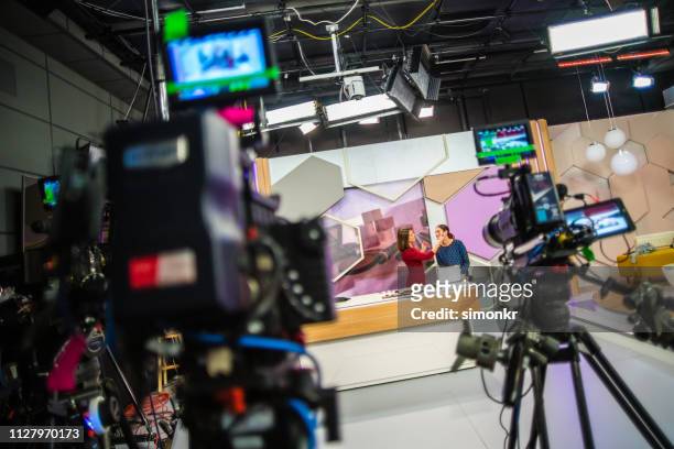 makeup artist applying powder compact - television host stock pictures, royalty-free photos & images