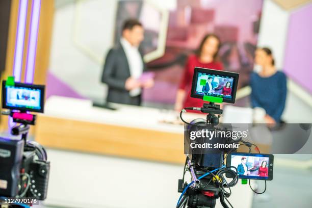 man discussing with makeup artist - anúncio de televisão imagens e fotografias de stock