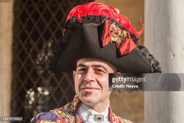 mann am karneval in venedig in einem traditionellen marquis mittelalterlichen kostüm - renaissance mann stock-fotos und bilder