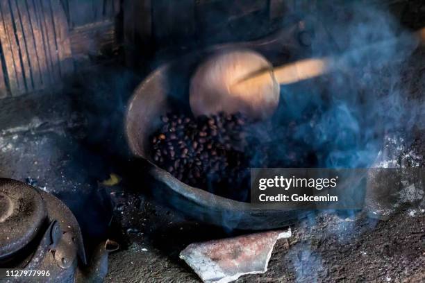 granos de café kopi luwak en indonesia plantación de café. forma antigua tradicional de tostado de granos de café crudo en llamas. - gato civeta fotografías e imágenes de stock