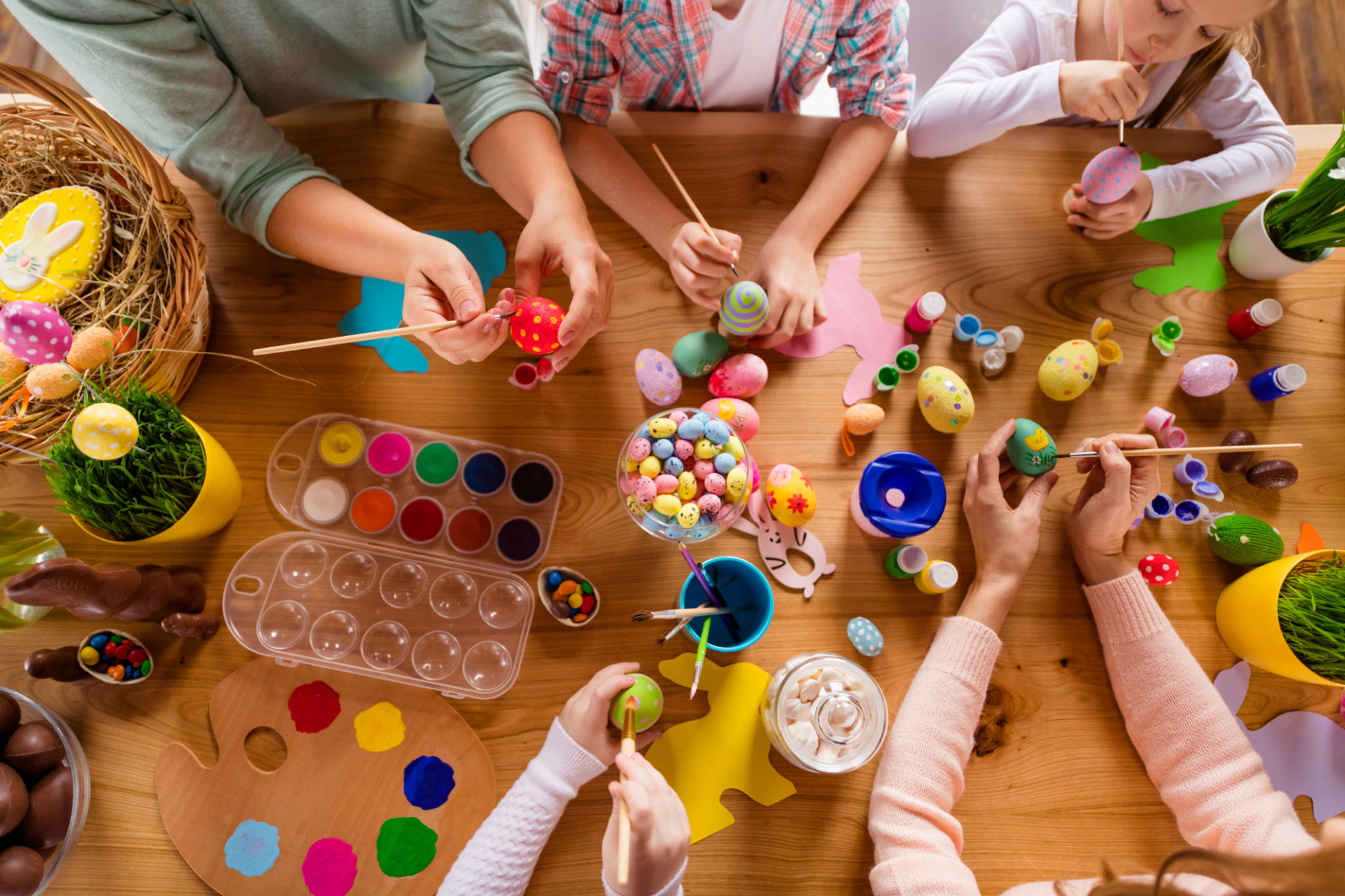 children painting