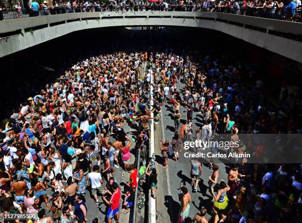 sao paulo - street carnaval at paulista avenue on a sunny sunday - brazilian dancer stockfoto's en -beelden