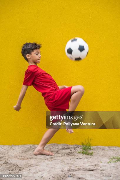 poco partidario de jugar al fútbol - leg show fotografías e imágenes de stock